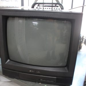 Téléviseur CRT Hitachi 14" NON FONCTIONNEL pour set, cinéma, théâtre
