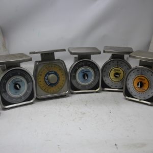 Diverses balances vintage de Pelouze et Taylor pour décors, cinéma, théâtre