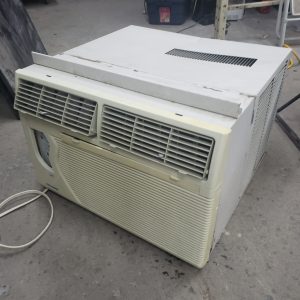 Grand climatiseur de fenêtre FEDDERS de 17 500 BTU en bon état