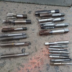 20 x Tarauds à main impériaux / métriques (TAYLOR, DORMER, UNC...)