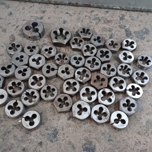 Lot de 46 filières de filetage métriques rondes / hexagonales