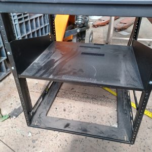 Baie de brassage rackable 19" x 18" x 25-1/2" (avec une étagère et un panneau Crestron MP-B20 fonctionnel)