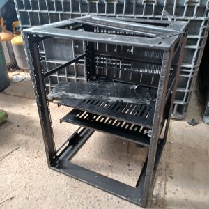Baie rackable 19" x 18" x 25-1/2" avec 2 étagères + panneaux