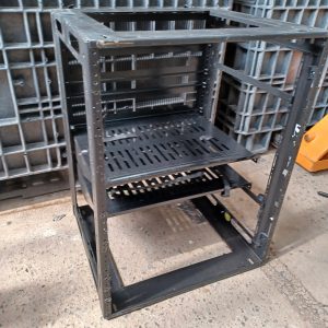 Baie rackable 19" x 18" x 25-1/2" avec 2 étagères
