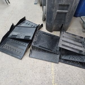 9 x Étagères de rack en acier 17-1/2" x 15-1/2" (l'une fait 12-1/2")