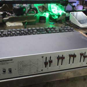 Égaliseur et système d'enceintes vintage AudioControl Model D-520 avec filtre subsonique