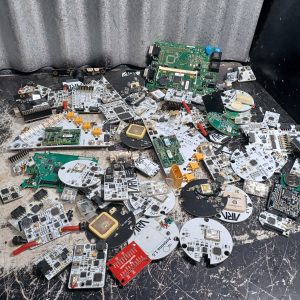 Divers circuits imprimés + composants électroniques pour projet artistique DIY