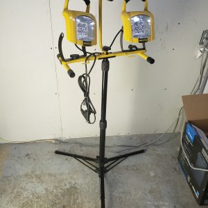 Projecteur de chantier LED sur double trépied