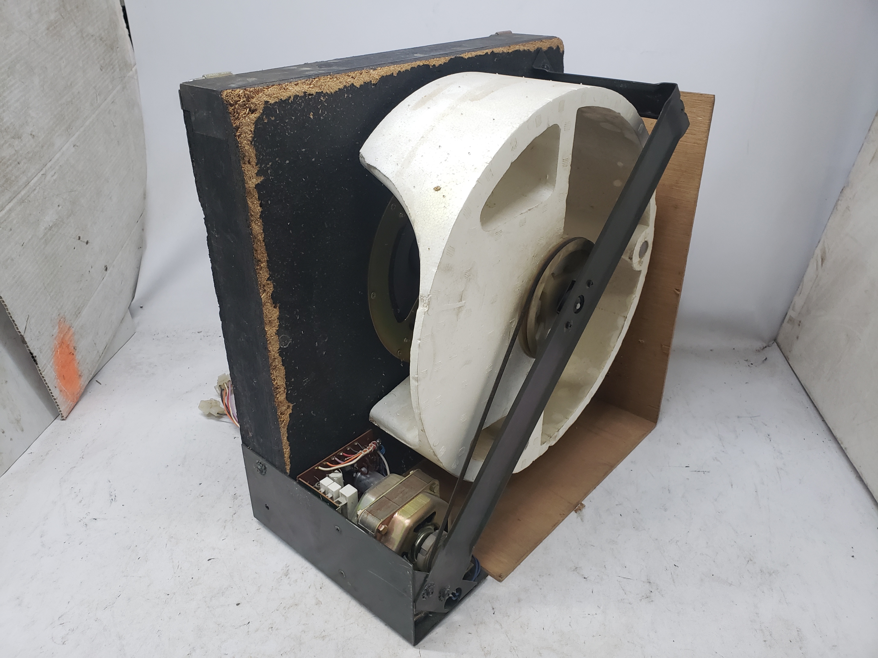 Yamaha 8 ohm speaker with rotating Tremolo module for project