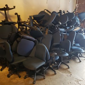 Environ 50 chaises de bureau à roulettes ($5 chacune) – en bon état