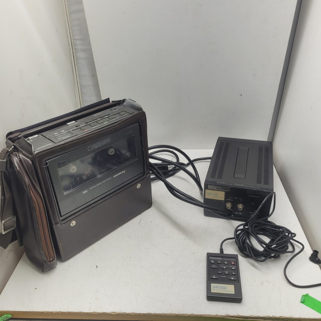 Ensemble de caméscopes vintage - 2x Panasonic WV-3500, adaptateur secteur NVB58, enregistreur NV-8420