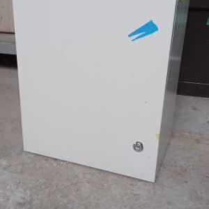 Boîtier électrique métallique avec 2 clés 15-1/2" x 10" x 23-1/2"