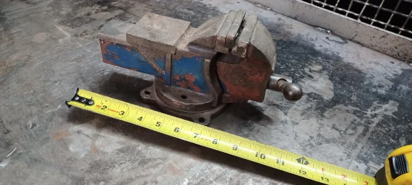 Bench vise (Swivel part need to be adjusted)